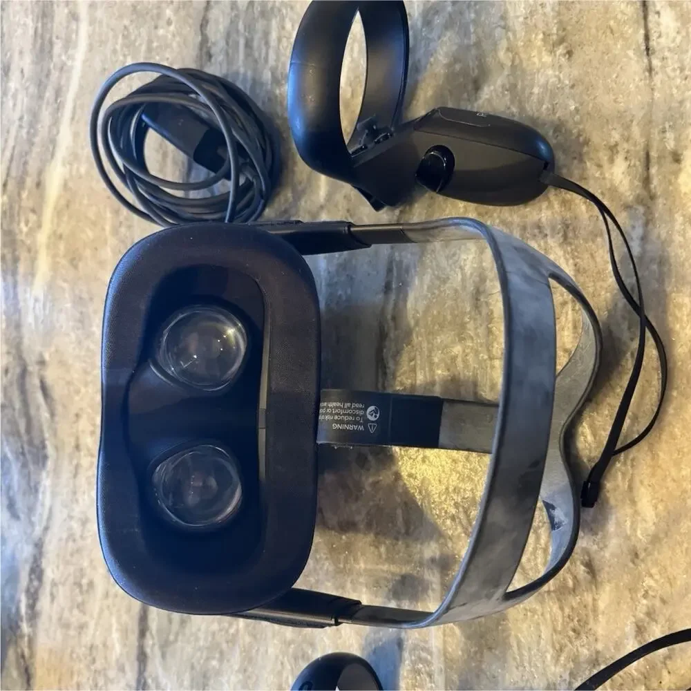 Oculus Quest Standalone VR Headset Black USB-C w/ Controllers & Accessories